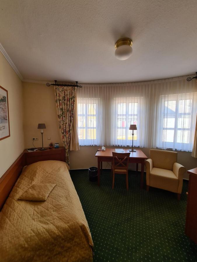 Hotel Zur Post Waldbreitbach ภายนอก รูปภาพ