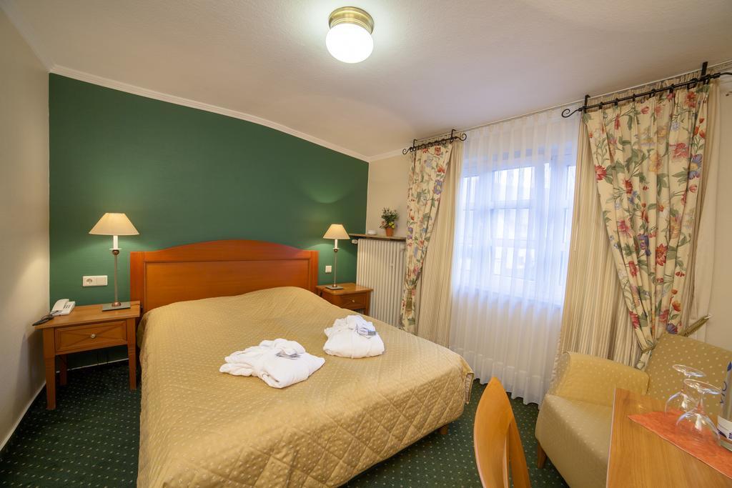 Hotel Zur Post Waldbreitbach ภายนอก รูปภาพ