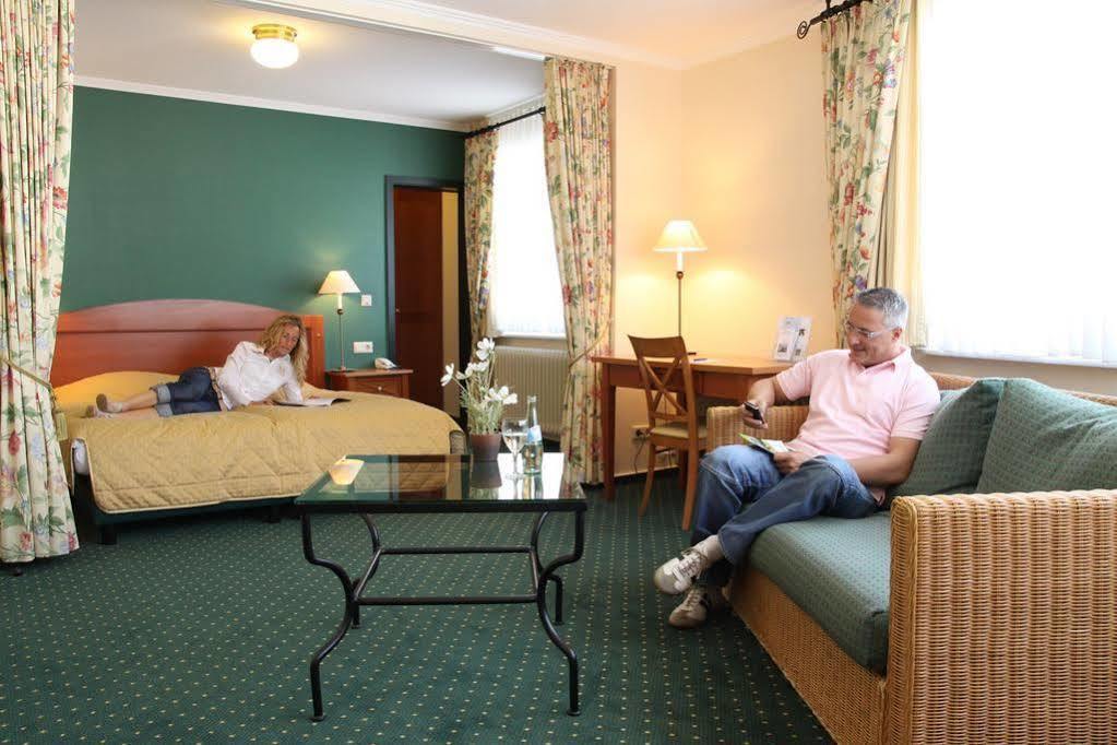Hotel Zur Post Waldbreitbach ภายนอก รูปภาพ