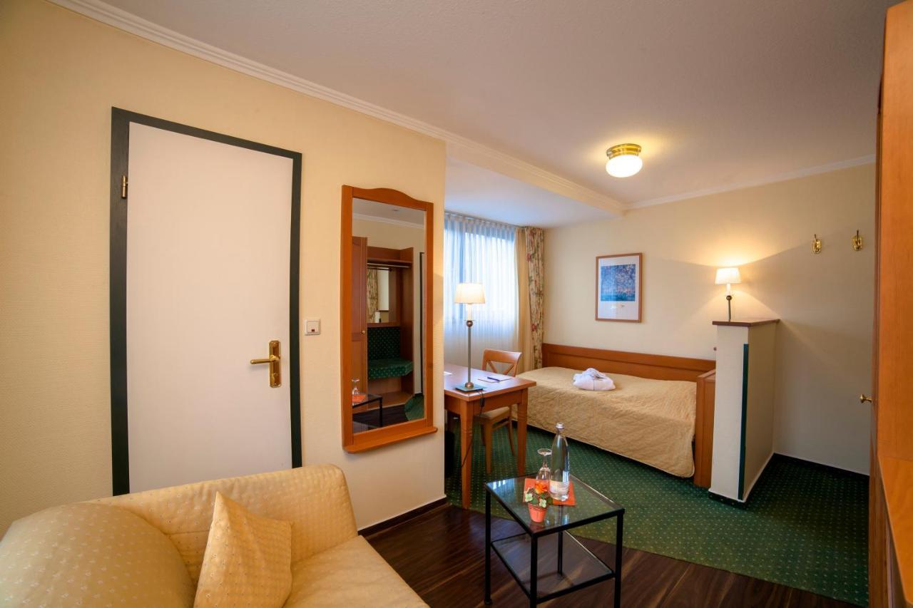 Hotel Zur Post Waldbreitbach ภายนอก รูปภาพ