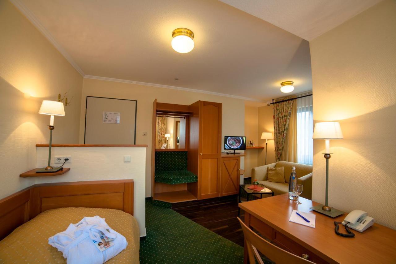 Hotel Zur Post Waldbreitbach ภายนอก รูปภาพ