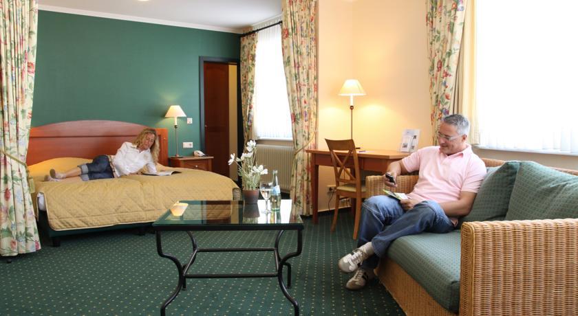 Hotel Zur Post Waldbreitbach ภายนอก รูปภาพ